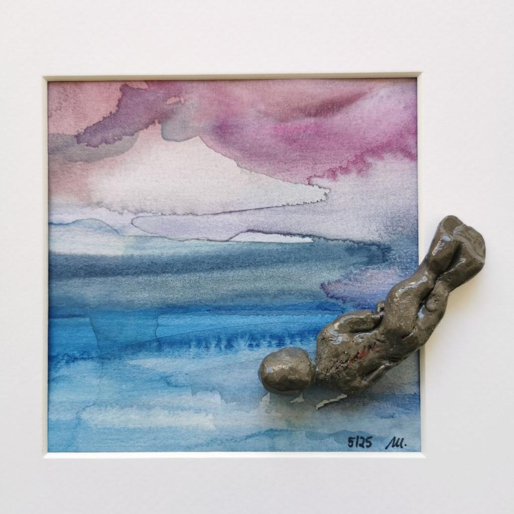 "Wassermann" 5/2025, 3 x 8 x 2 cm, schwarzer Ton glasiert, auf Aquarell, 27 x 27 cm gerahmt